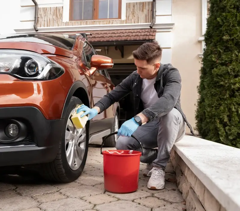 Lavage auto à domicile Marcols-les-Eaux : professionnel intervenant sur un véhicule